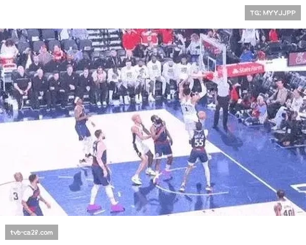 镜头回放显示，里夫斯在一次精妙击地传球前，曾与教练有过明确手势交流